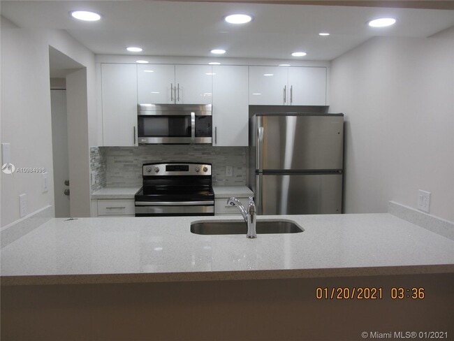Building Photo - 8160 Geneva Ct
