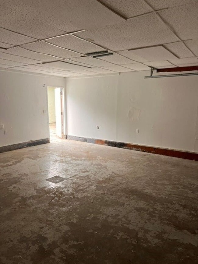 Building Photo - Renovated 3 Bedroom/1 Bath Town Home