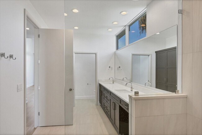 Building Photo - Beach Access & Gulf Views From This Incred...