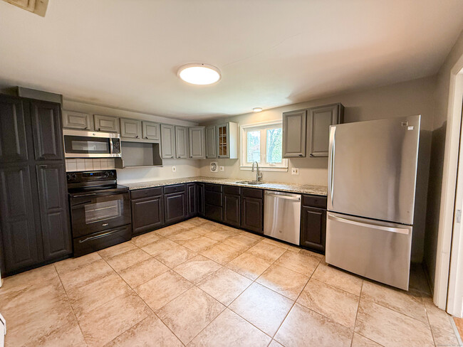 Building Photo - 115 Fuller Dr
