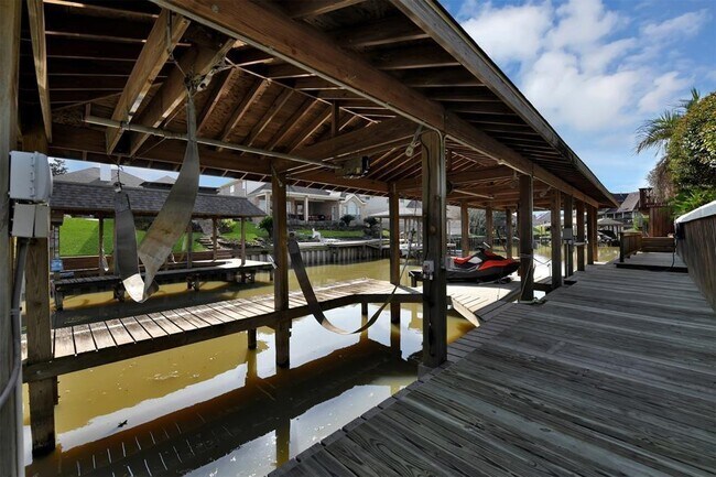 Building Photo - 8322 Shoregrove Dr