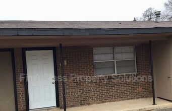 Building Photo - 1104 N Carol Ln