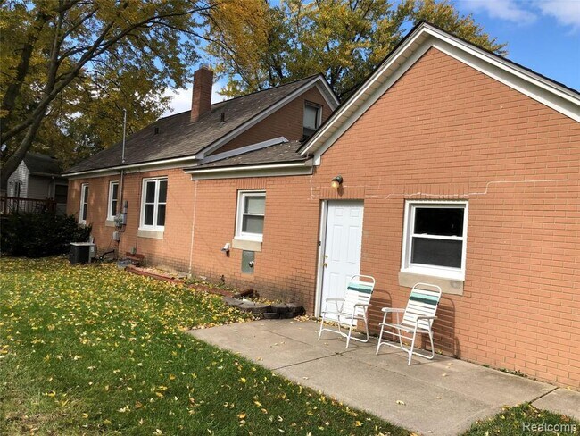 Building Photo - 2111 W 14 Mile Rd