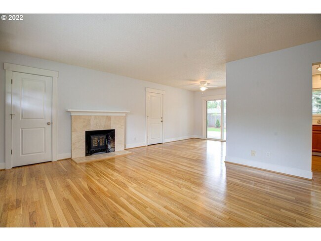 Building Photo - Lovely Ranch style home with park like rear fenced yard, Commonwealth lake Park just around the c...