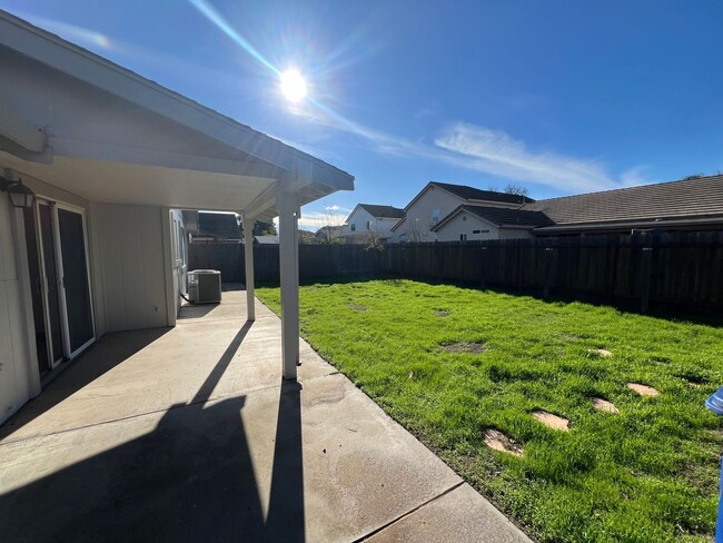 Building Photo - Move in ready 3-bedroom single story home!