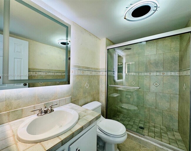 Building Photo - 3625 N Country Club Dr