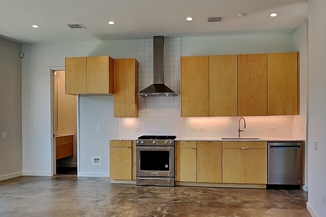 Building Photo - 906 Blackland Ct