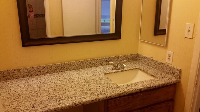 Building Photo - 16210 Olive Glen Dr