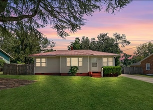 Building Photo - 909 Sandalwood Dr