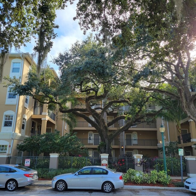 Building Photo - Annual turnkey furnished (optional) renovated luxury 2/2 condo downtown Sarasota at Broadway Prom...