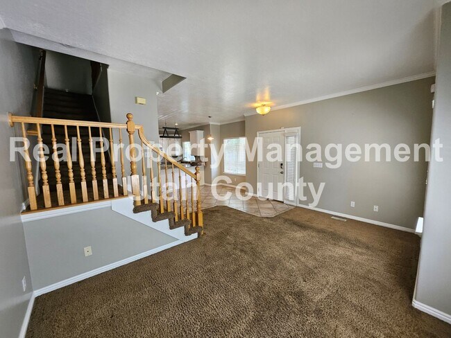 Building Photo - Townhome in Orem 3 bedroom 3.5 bathrooms