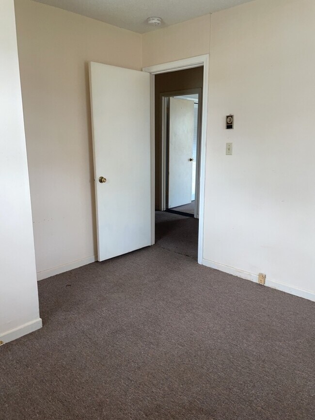 Building Photo - Broadway Lake Townhouse Style Apartment
