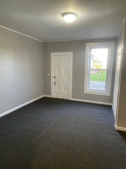 Building Photo - 1389 Broadway