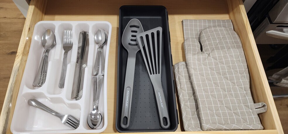 Building Photo - 3401 Windridge Dr