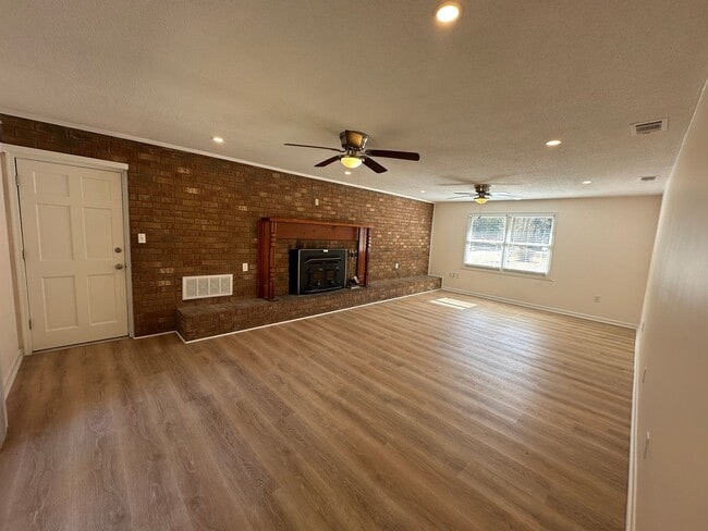 Building Photo - 3 BED | 2 BATH | TWO CAR GARAGE | LARGE FRONT AND BACK YARDS | AVAILABLE NOW