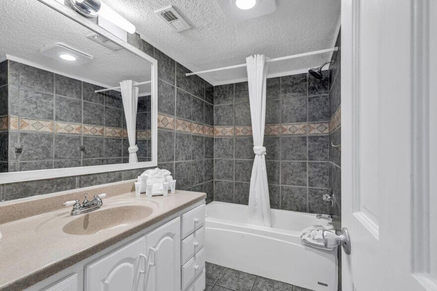 Building Photo - 2310 N Ocean Blvd