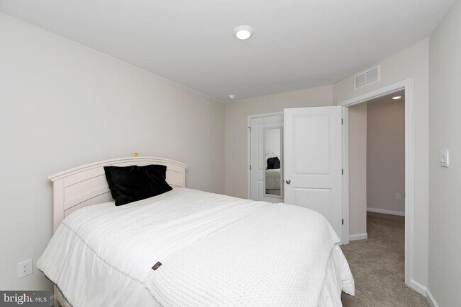 Building Photo - 272 Macoun Way