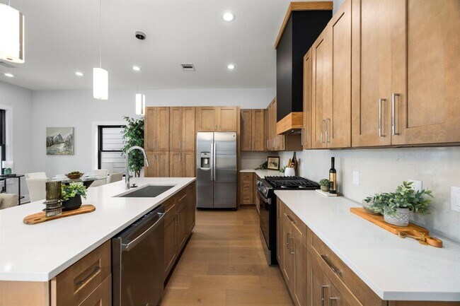 Building Photo - 122 E 31st 1/2 St