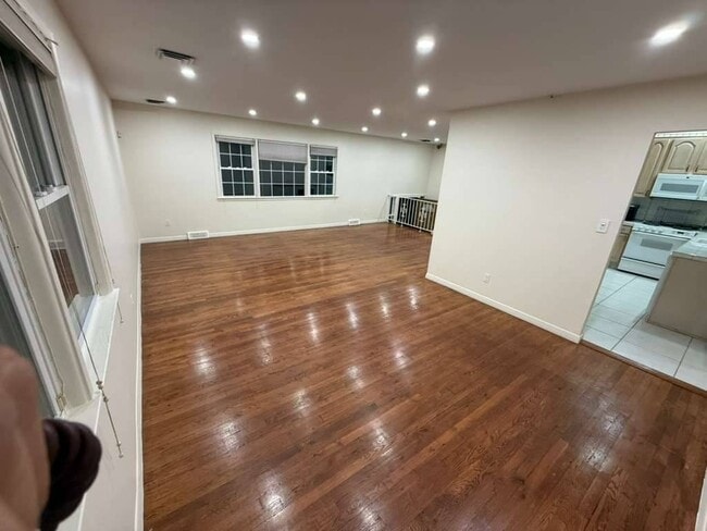 Primary Photo - 67-06 171st St