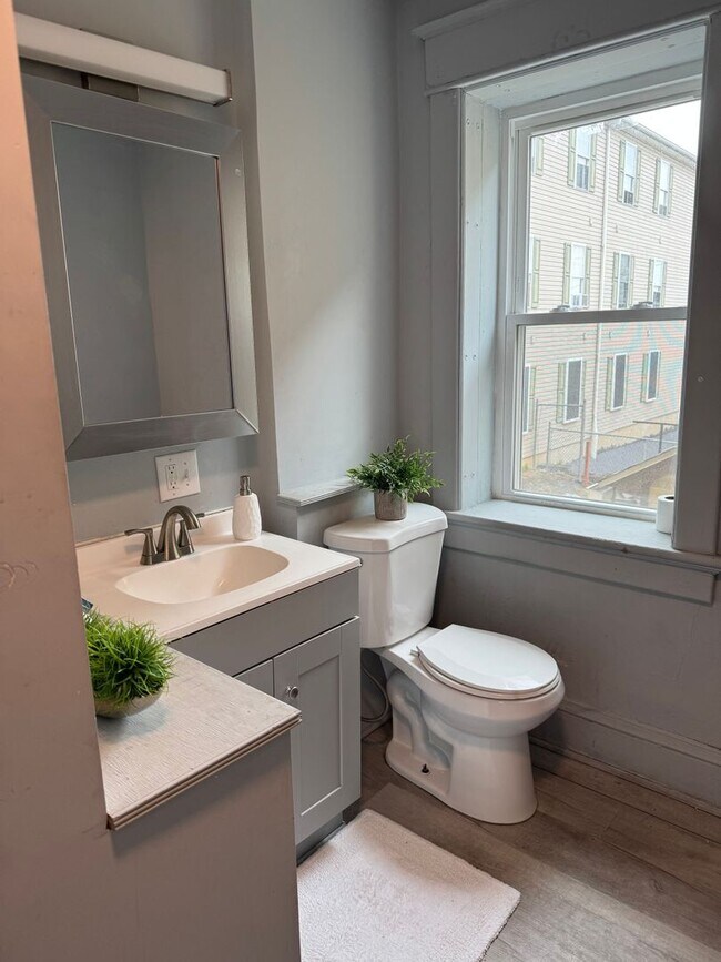Building Photo - NOW LEASING! Renovated 1 bed, 1 bath avail...