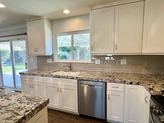 Building Photo - 4 Bedroom home available in Huntington Beach