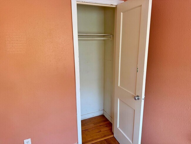 Building Photo - Affordable 2 Bed 1 Bath in Sunnyside Heights