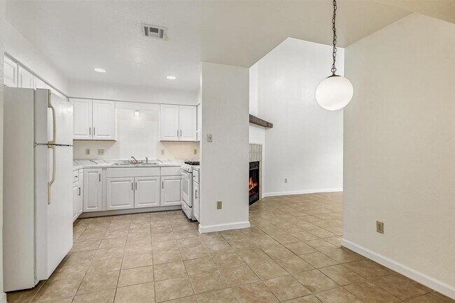 Building Photo - 803 Valley View Dr