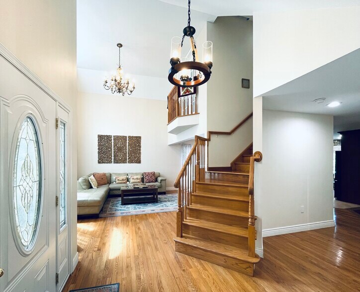 Building Photo - 157 Main St