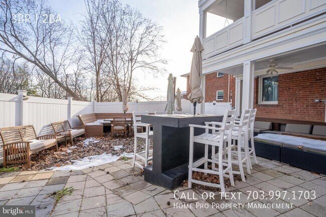 Building Photo - Arlington dulpex, top unit w/bacony overlo...