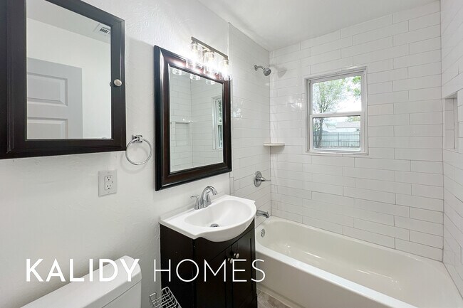 Building Photo - 909 SW 48th St