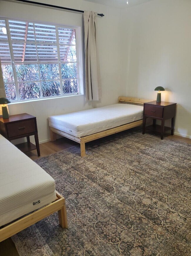 Building Photo - 1520 W Encanto Blvd