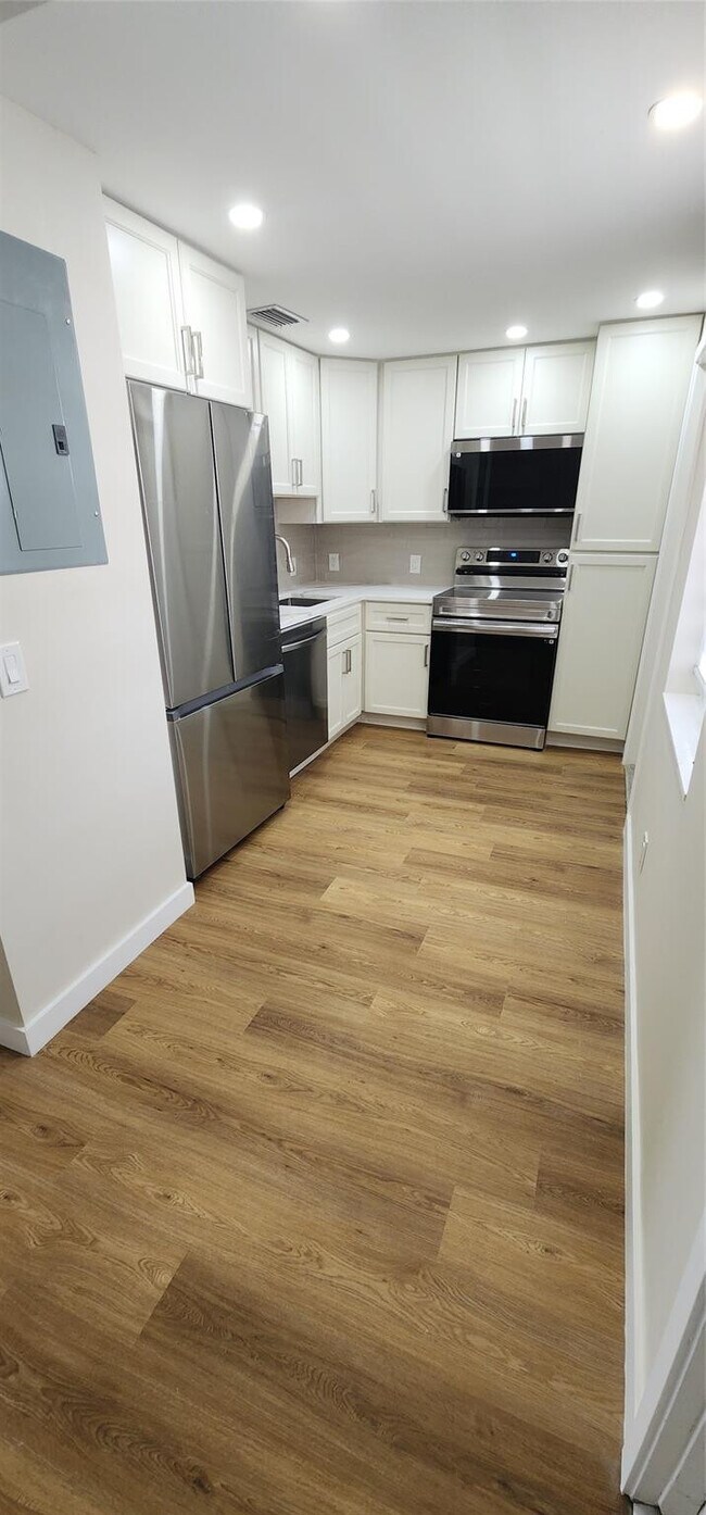 Building Photo - 3150 N Palm Aire Dr