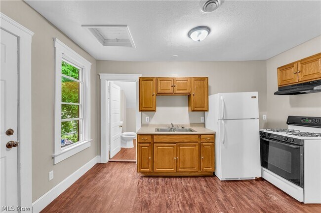 Building Photo - 2050 W 83rd St