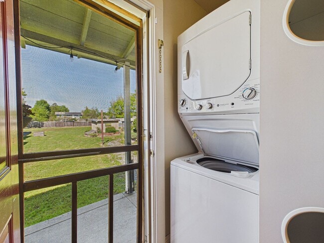 Building Photo - 2 bed 1 bath - Beautiful Outdoor Living