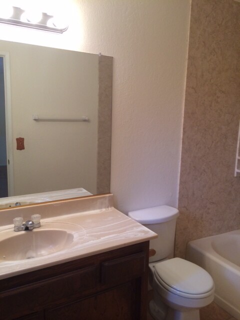 Building Photo - 3 BEDROOM HOME IN APPLE VALLEY