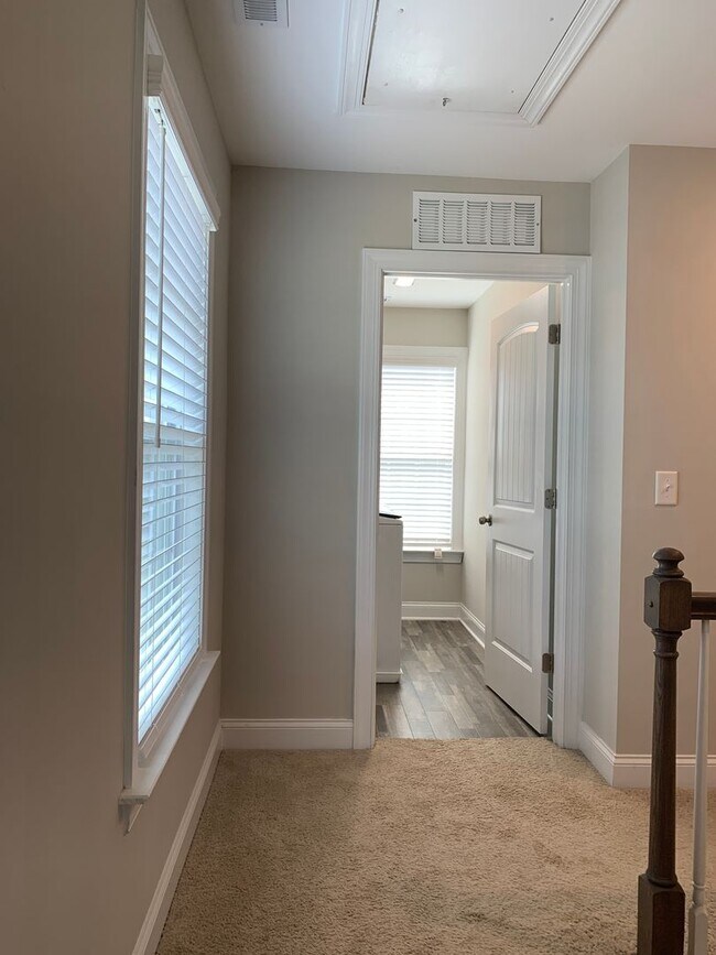 Building Photo - AMAZING LOCATION, Fantastic 4 Bed Home, in...