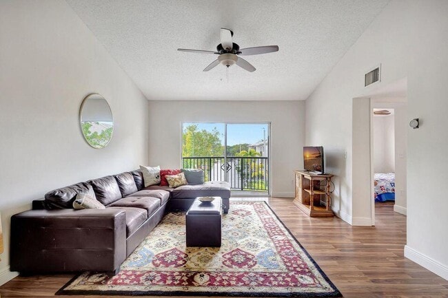 Building Photo - 1400 Crestwood Ct S