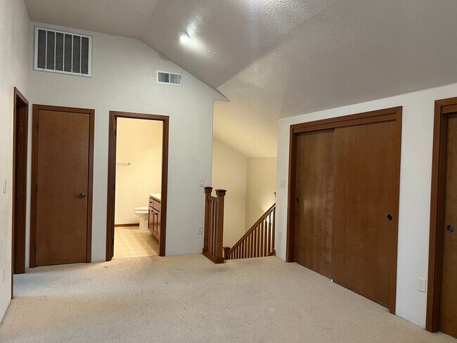 Building Photo - Three bedroom Townhome in Alderwood Townhomes Neighborhood