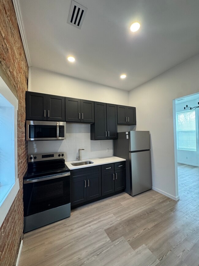 Building Photo - 839 S Jackson St