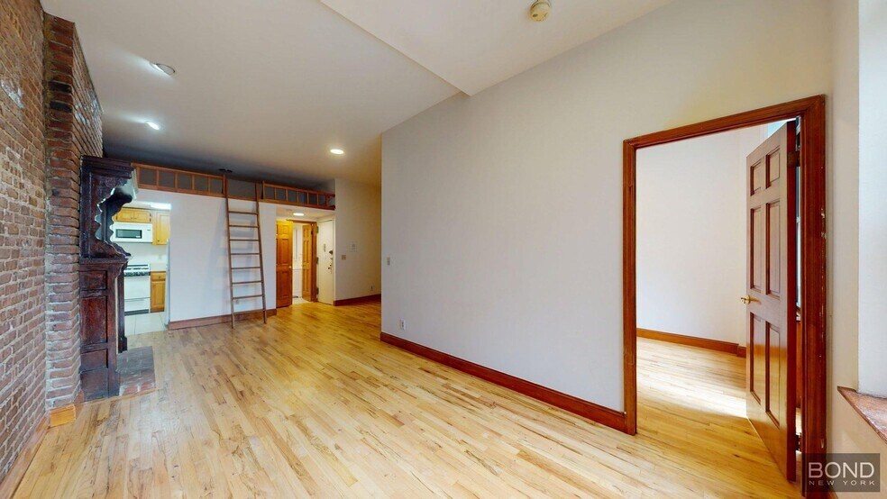 Primary Photo - 70 W 87th St