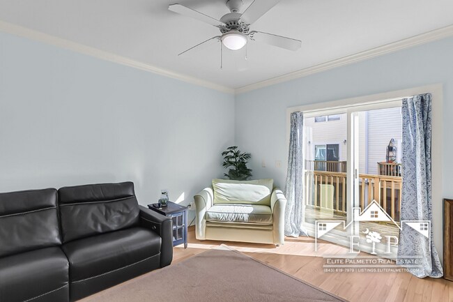 Building Photo - Charming Townhouse Near the Heart of Charleston – Comfort & Convenience in One!