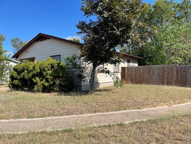 Building Photo - Available Now! *Pet Restrictions* 3 Bedroom/1 Bathroom in Temple