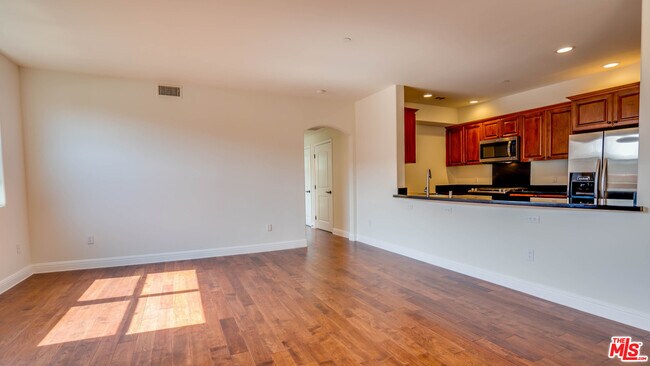 Building Photo - 5037 Rosewood Ave
