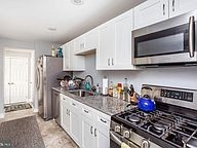 Building Photo - Gorgeously Renovated Upper Fells Point 2bd...