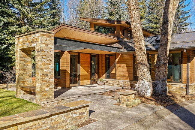 Building Photo - 575 Sneaky Ln
