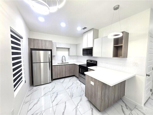 Building Photo - 3201 Magdalena St