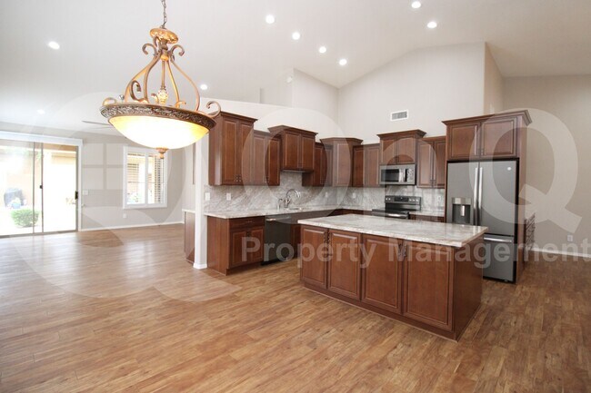 Building Photo - 9634 E Rocky Lake Dr