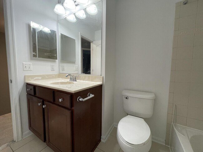 Building Photo - 400 Ava Way NE