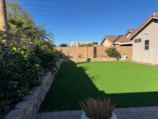 Building Photo - 3211 E Menadota Dr