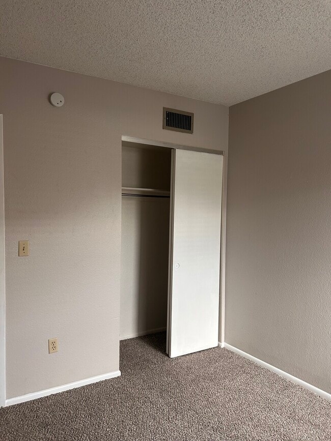 Building Photo - 729 E Cochise Dr